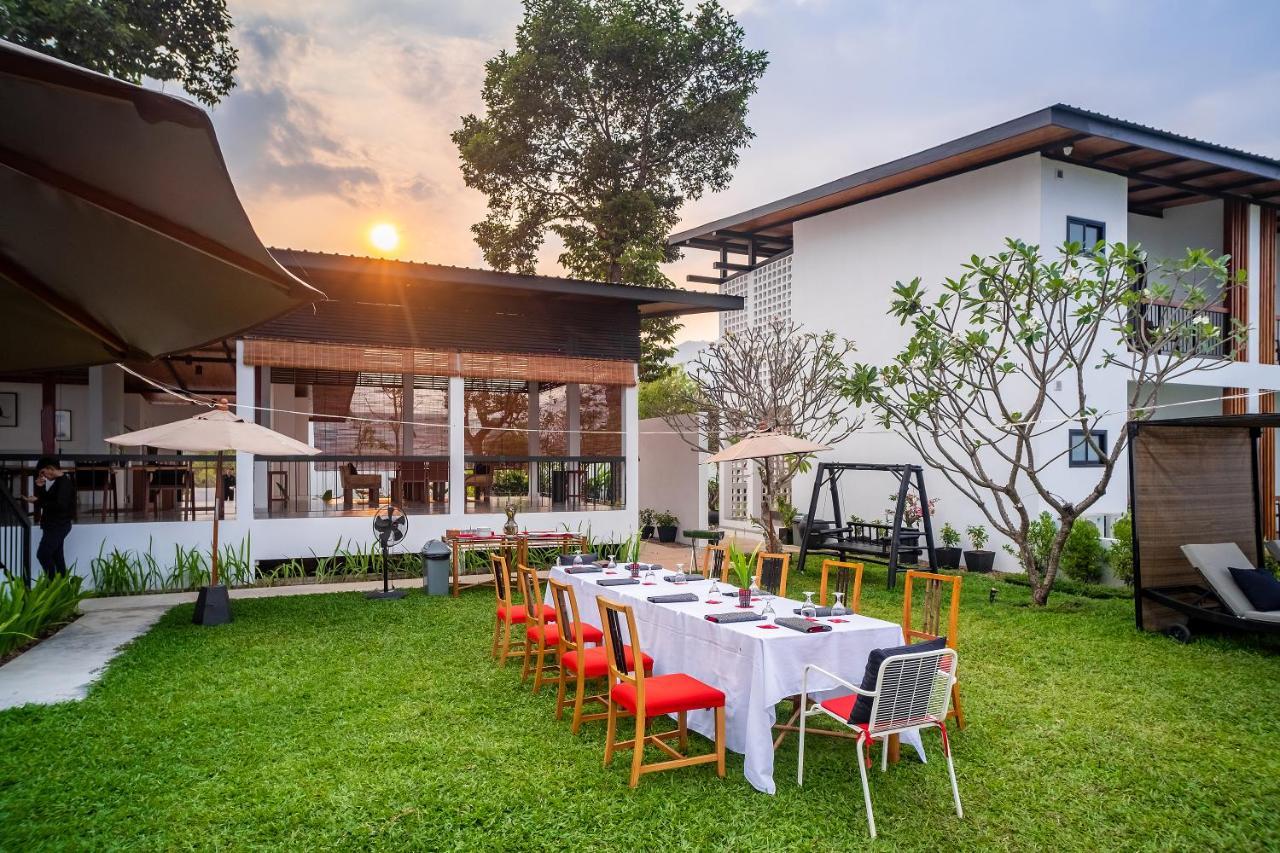 Hotel The Riviera Champasak Esterno foto